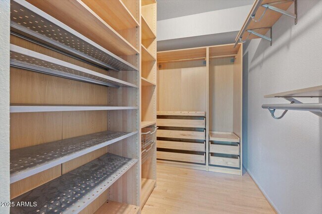 Building Photo - 8635 E Vía De La Gente