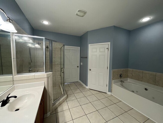Building Photo - Spacious 2 Bed, 2 Bath Condo with Communit...