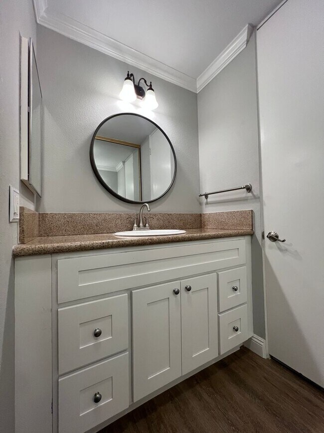 Building Photo - 6526 Ocean Crest Dr