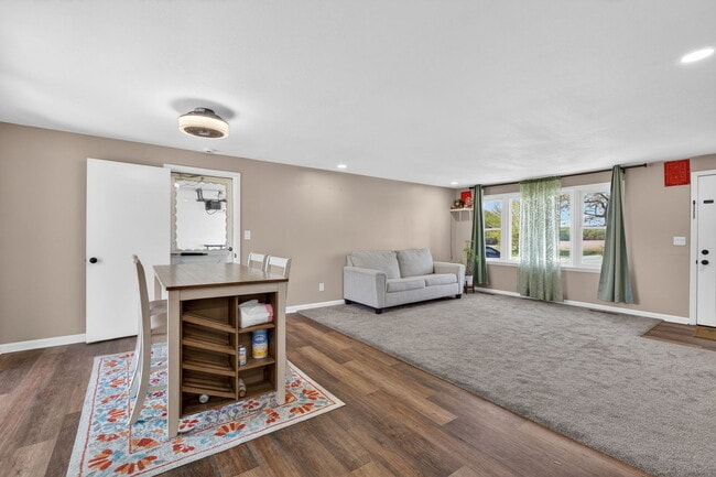 Building Photo - 2091 IL-102