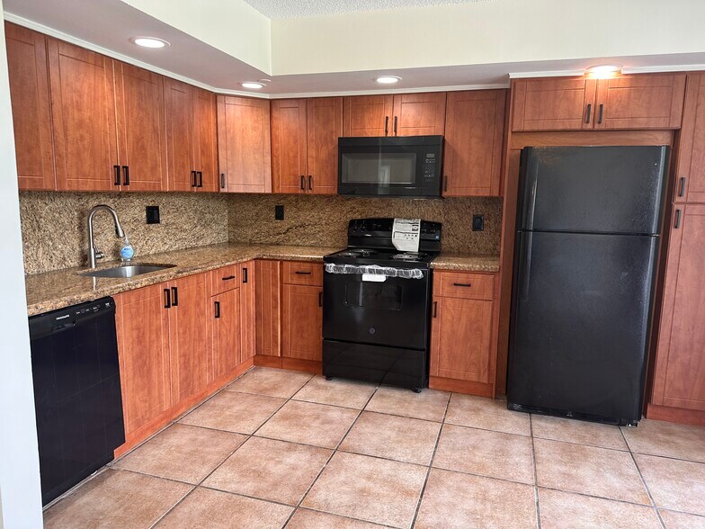 Kitchen - 8730 SW 133rd Avenue Rd
