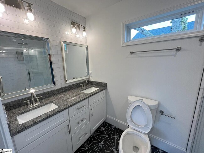 Building Photo - 305 Averill St