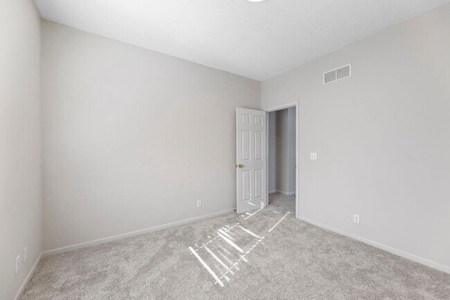 Building Photo - Four Bedroom Home Available in Overland Park