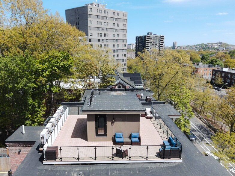 Building Photo - 1578 Beacon St