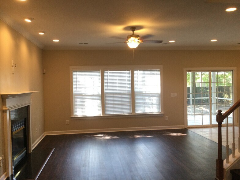 Building Photo - 8669 Hickory Creek Ln