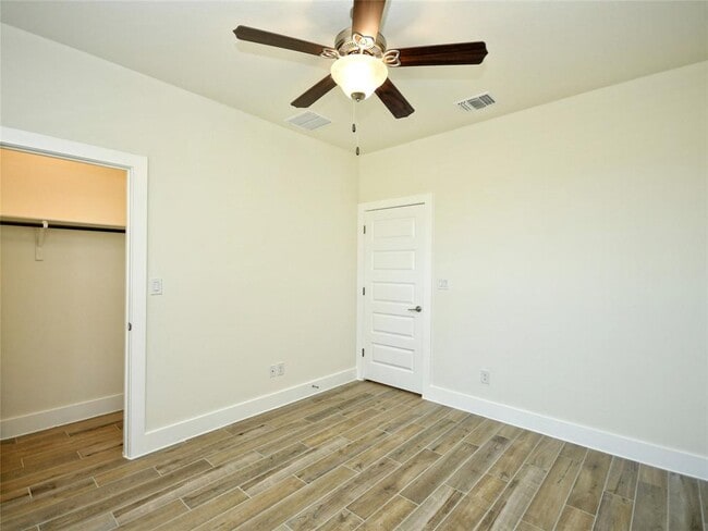 Building Photo - 408 Parkline Dr