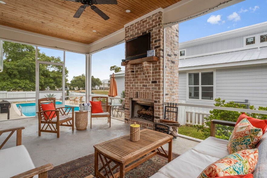 Building Photo - 164 Markham Dr