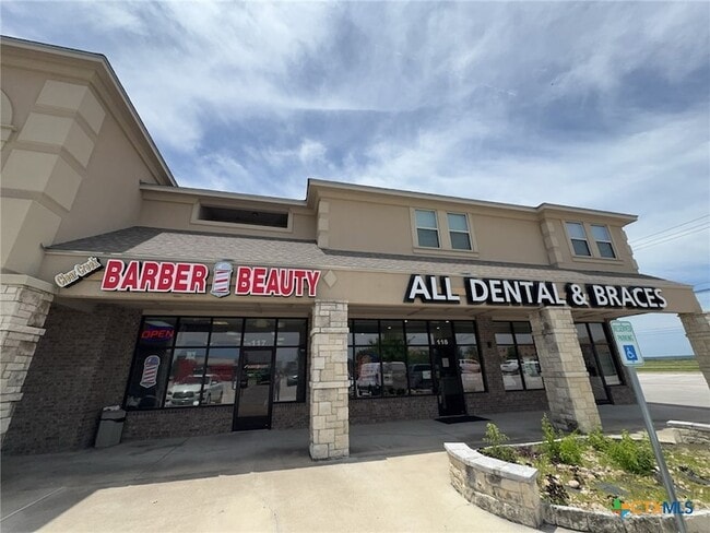 Building Photo - 2710 S Clear Creek Rd