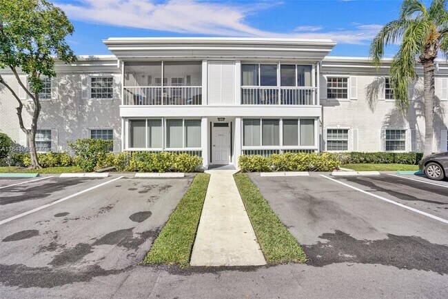 Building Photo - 6511 Bay Club Dr