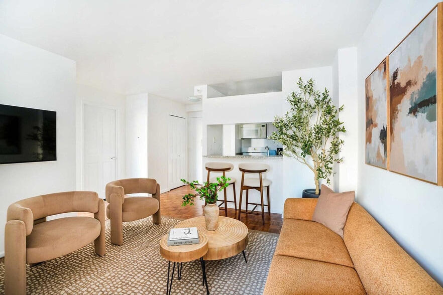 Building Photo - 350 W 43rd St