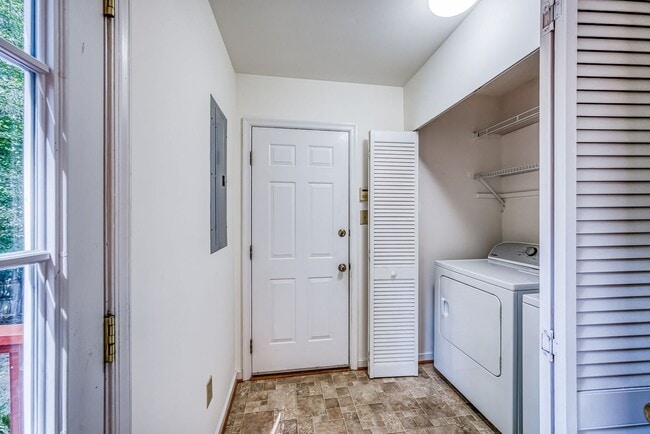 Building Photo - Very Well Maintained Midlothian Home Available NOW!