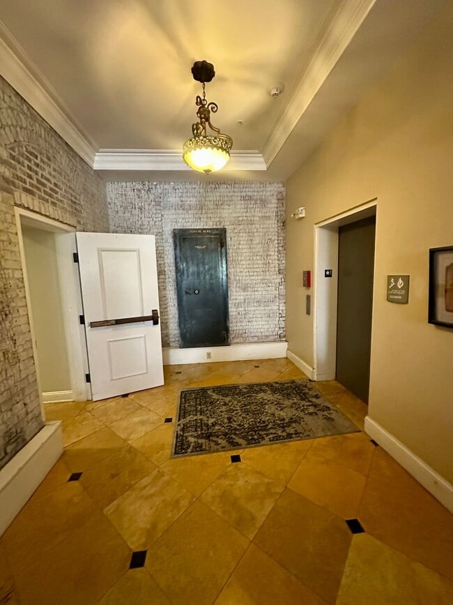 Building Photo - 1 BED | 1 BATH | DOWNTOWN CONDO | GARAGE P...