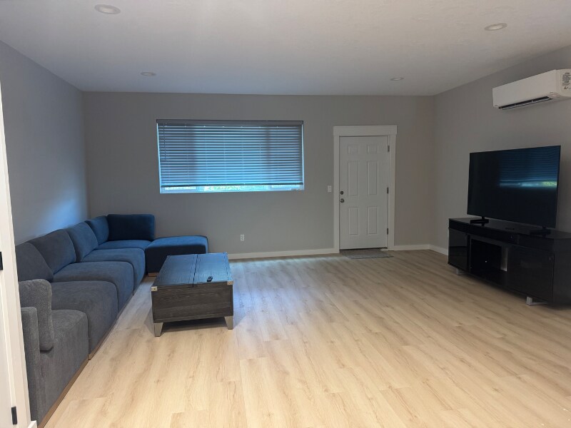 Building Photo - 427 SE Inlet Ave