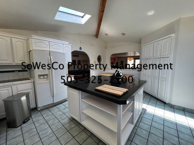 Building Photo - FULLY FURNISHED 4 Bedroom 2 Bath with Breathtaking Views