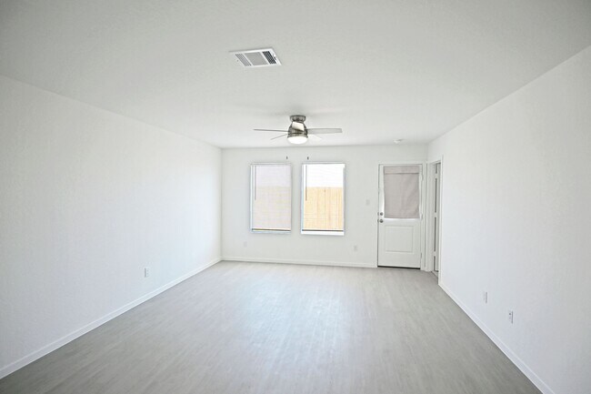 Building Photo - 2407 Shady Grv