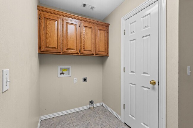 Building Photo - Beautiful and Spacious Home!