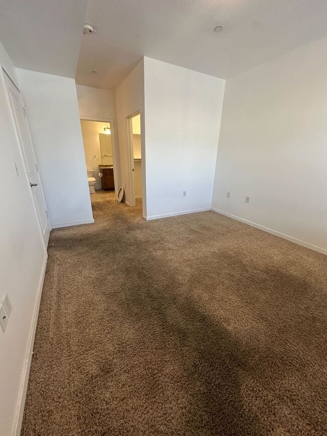 Building Photo - Beautiful 2BR Condo in Gated Community Near TRAX