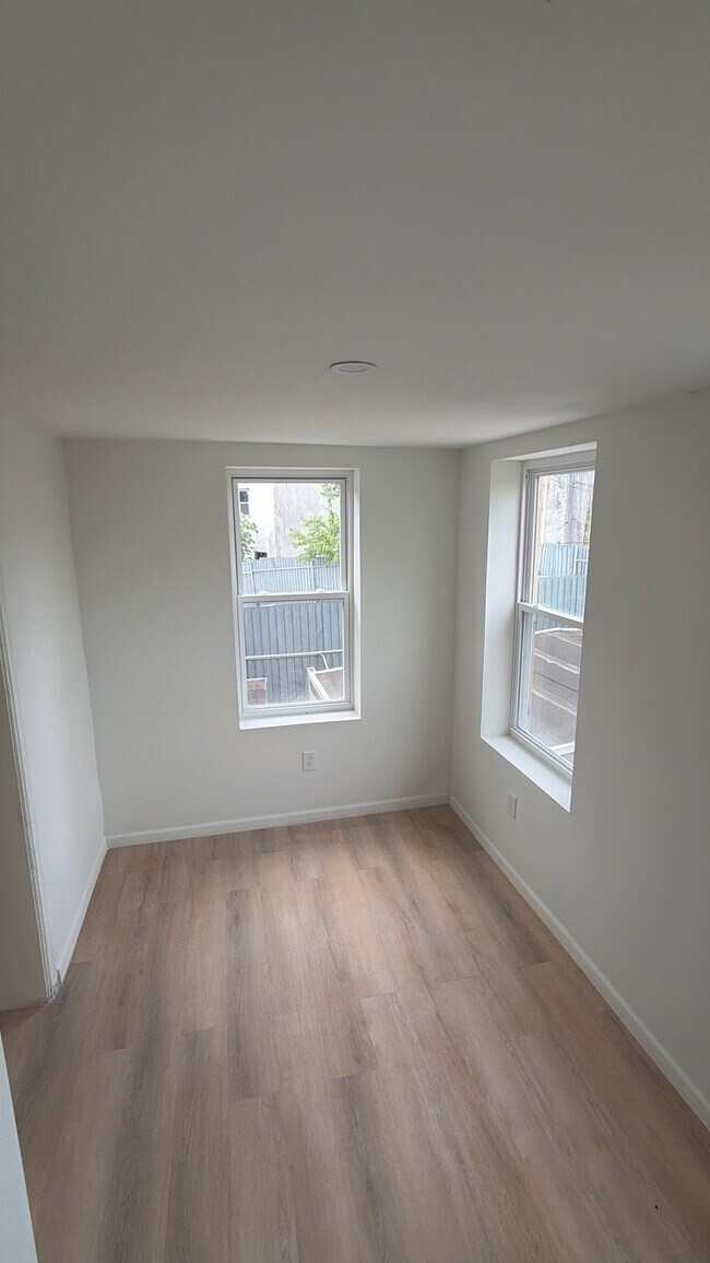 Building Photo - 2742 Kensington Ave