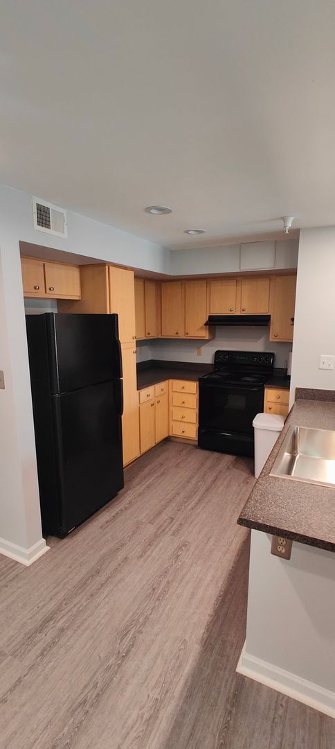 Building Photo - Rent special! 1 BR/ 1 BA Fabulous Two-Level Condo in Bristol Village Available Now!