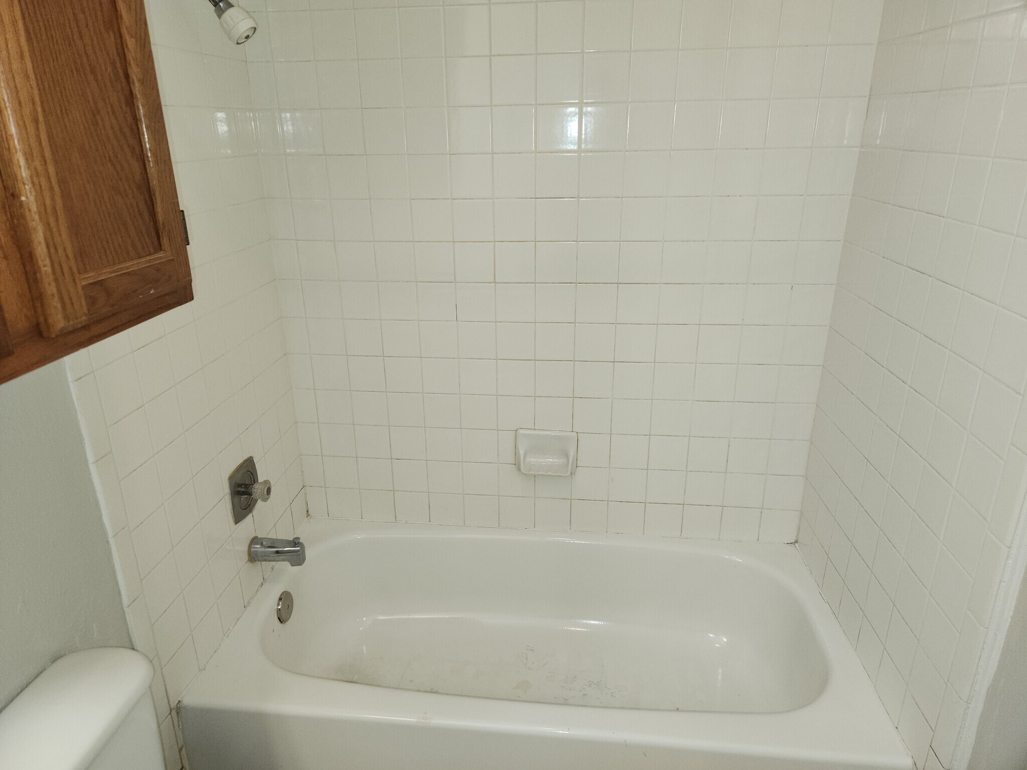 Bathroom 2 bathtub - 6824 Oldham