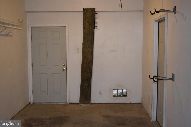 Building Photo - 204 Seneca Way