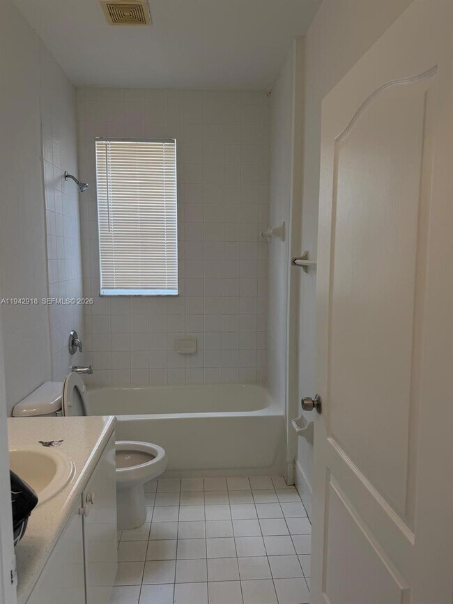 Building Photo - 1656 SE 29th Ct