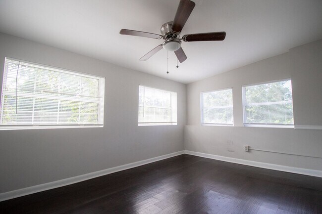Building Photo - 408 W Howry Ave