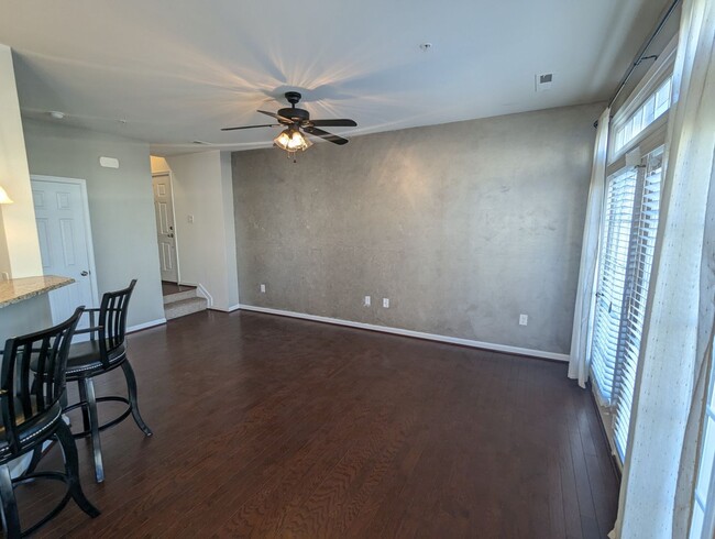 Building Photo - Beautiful 3 level townhouse in the new Jef...