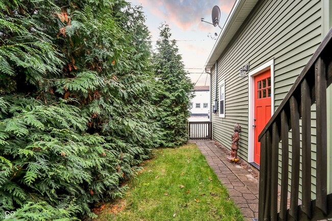 Building Photo - 140 N Main St