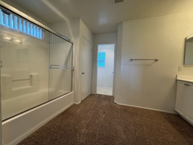 Building Photo - Spacious 3 Bedroom Home in Victorville