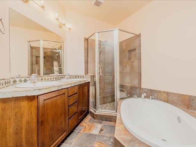Building Photo - 3 Bedroom, 2.5 Bath CATALINA MOUNTAIN VIEWS! ROOF TOP CABANA!!