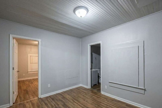 Building Photo - 625 E Wall St