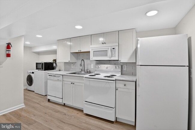Building Photo - 141 Uhland Terrace NE