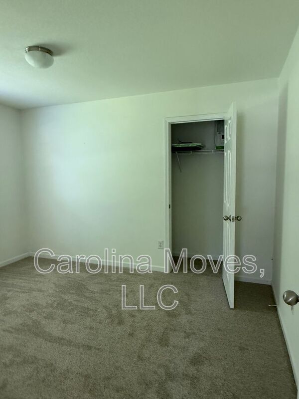 Building Photo - 7 Birchbriar Way