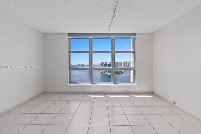 Building Photo - 19101 NE 36th Pl