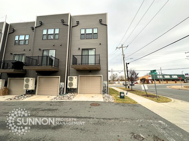Building Photo - 3BR Townhome with Rooftop Deck in LoSo