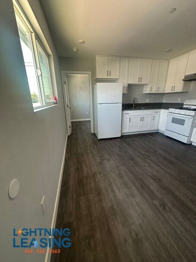 Building Photo - 5859 1/2 West Blvd-5859 1/2D