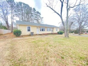 Building Photo - Fully Renovated 2nd/1ba Duplex off Rainbow...