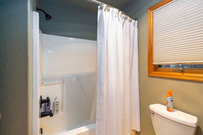 Building Photo - 17028 Cooper Dr