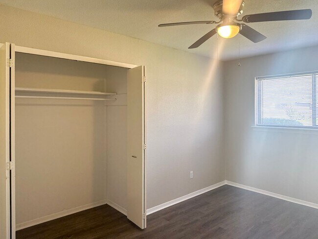 Building Photo - 4 Bedroom / 2.5 Bath Home