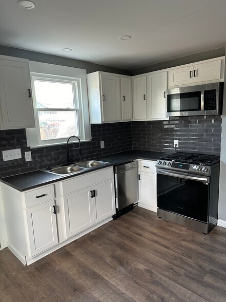 Building Photo - 629 Sheldon Ave