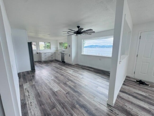 Building Photo - Completely Remodeled 3 Bedroom with Amazin...