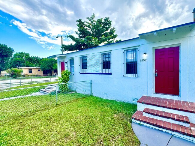 Primary Photo - Studio Duplex