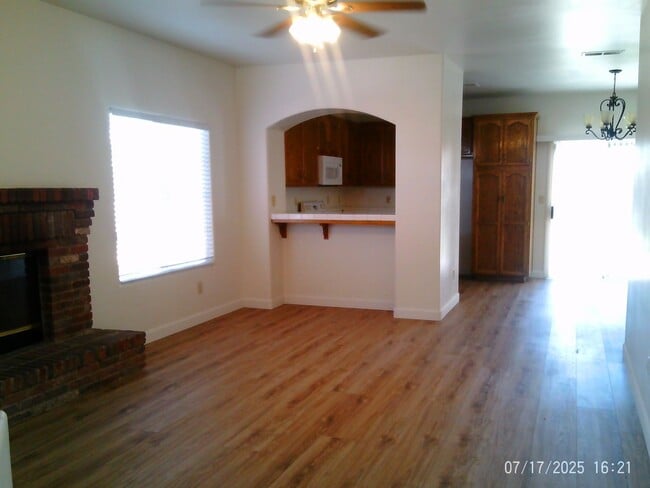 Building Photo - NORTHWEST CUTIE !  NEW PAINT AND FLOORING!!!