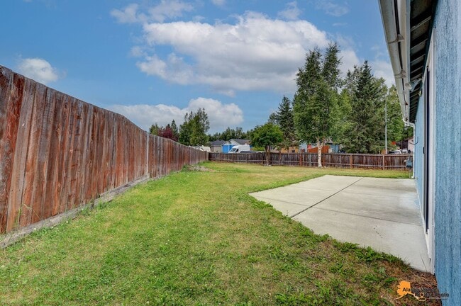 Building Photo - East Anchorage Home with In Unit Laundry a...