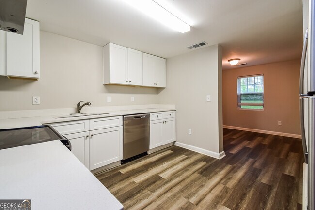 Building Photo - 185 Forest Rd