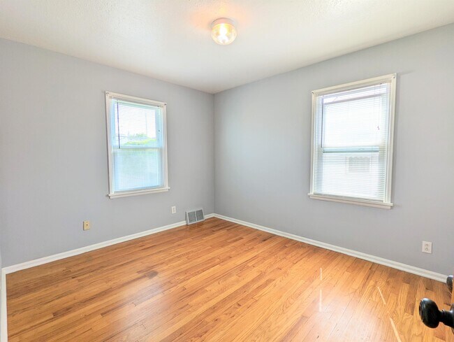 Building Photo - 3113 Silverdale Ave