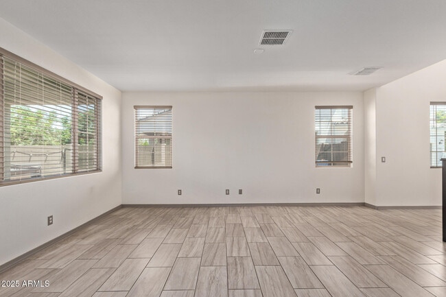 Building Photo - 905 S Canal Dr