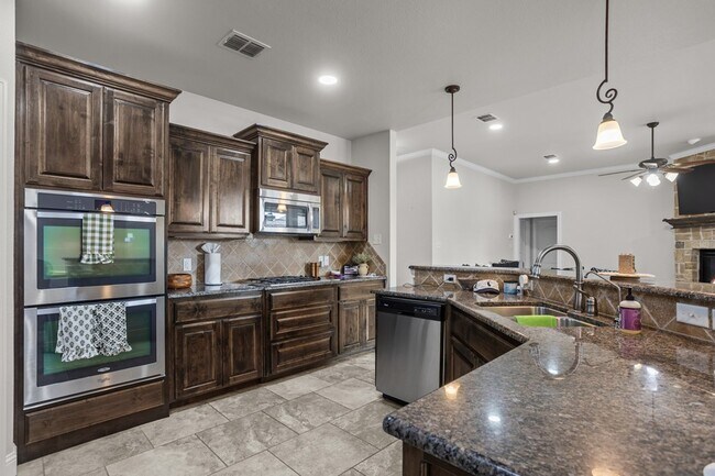 Building Photo - 5903 Sabine Dr