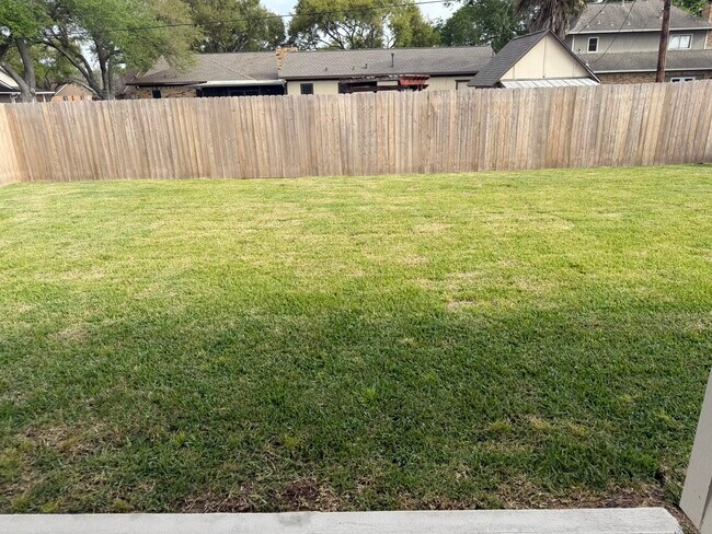 Building Photo - 407 Robin Ct